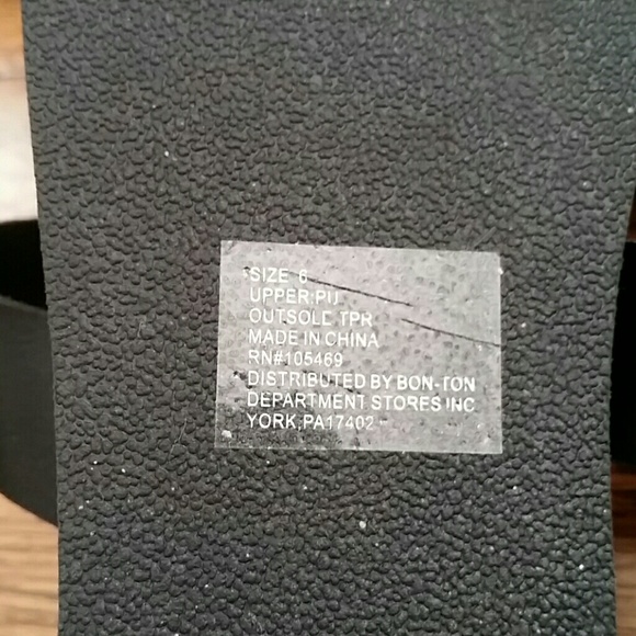 Relativity Black Strappy Sandals - Size 6 - Picture 3 of 4